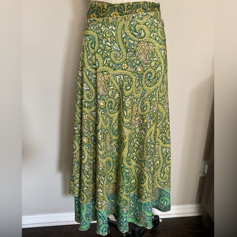NWOT Women’s Elegant Green Paisley Silk reversible fabric Maxi Skirt. One size.